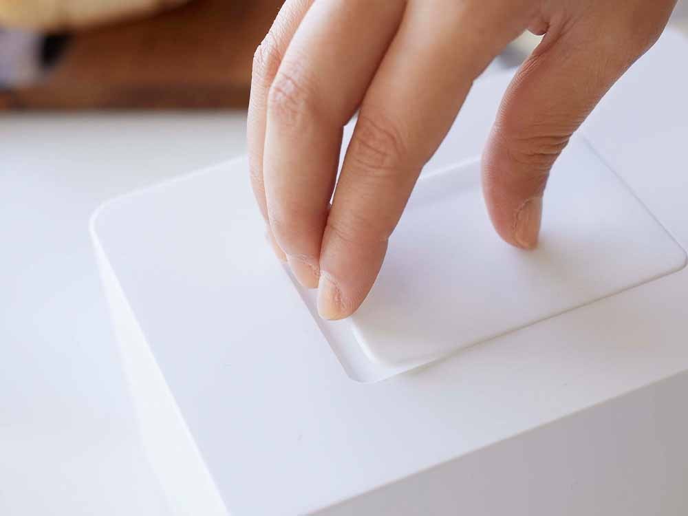 山崎タワーのウェットシートホルダーがデスクに設置されている