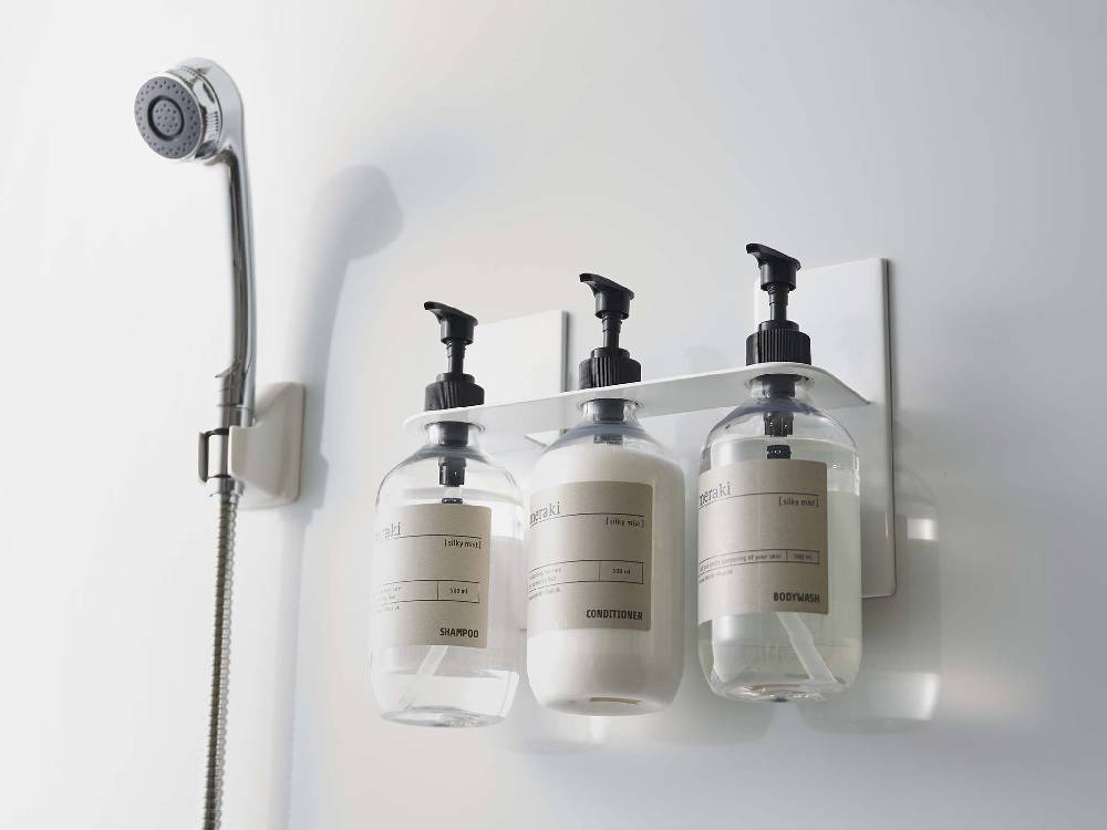 洗面台に取り付けられたマグネットディスペンサーホルダー