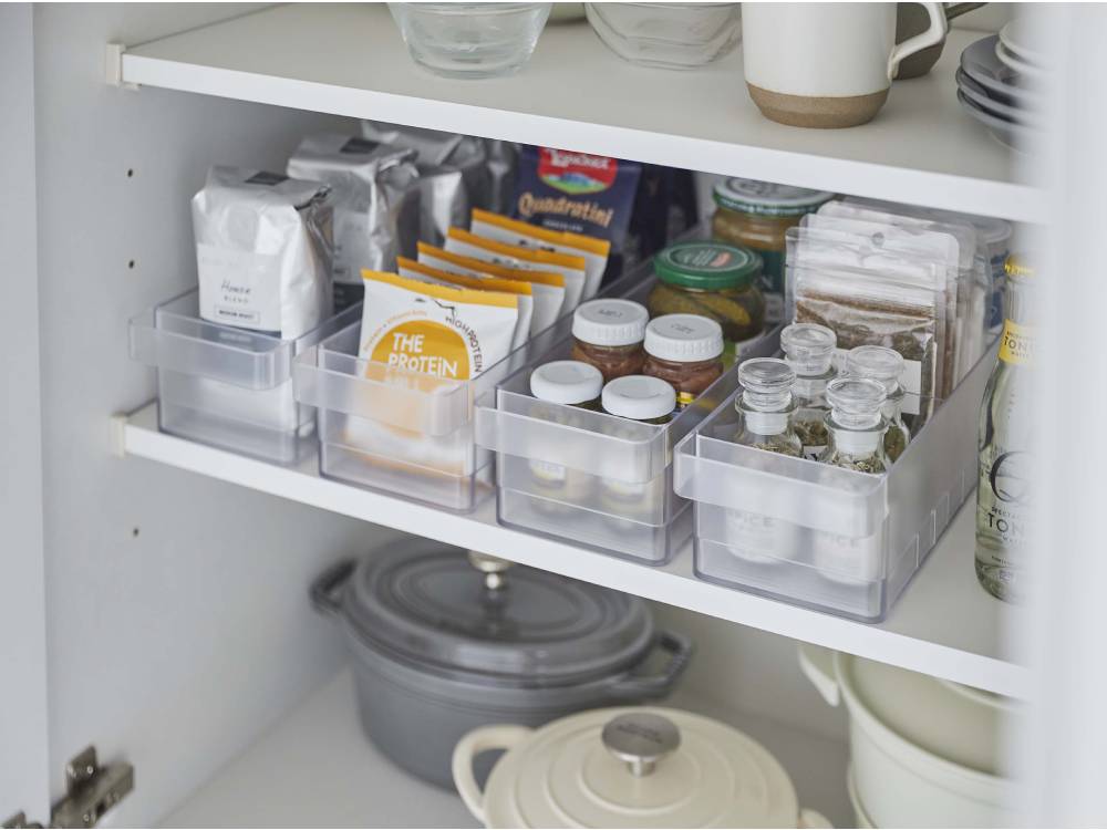 冷蔵庫内に設置されたtowerブランドの収納ケース