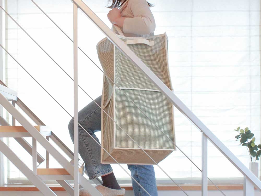 ピアットのコットンバスケットと木製床