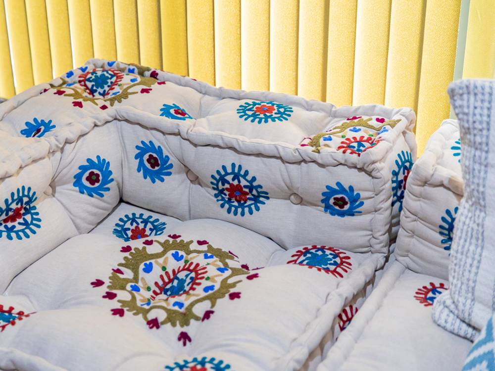 アデペシュのブロックマルチソファとカラフルクッション