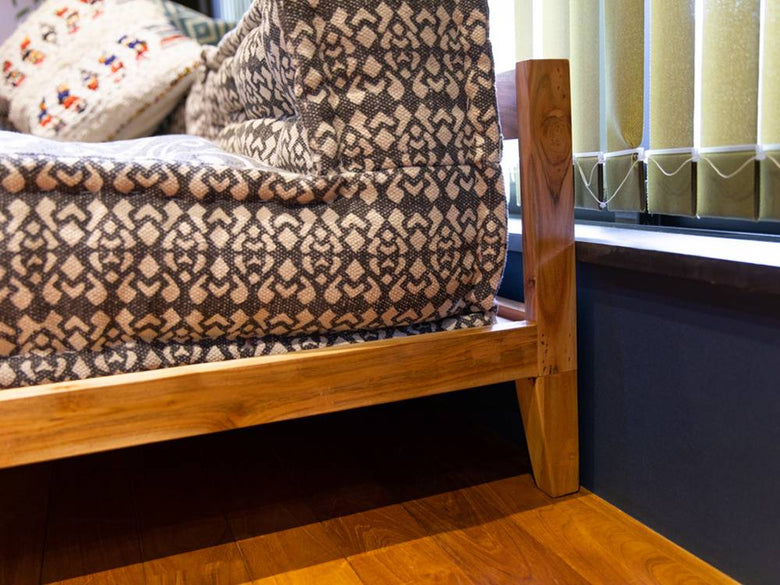 ブラウンの木製家具が配置されたリビングルーム