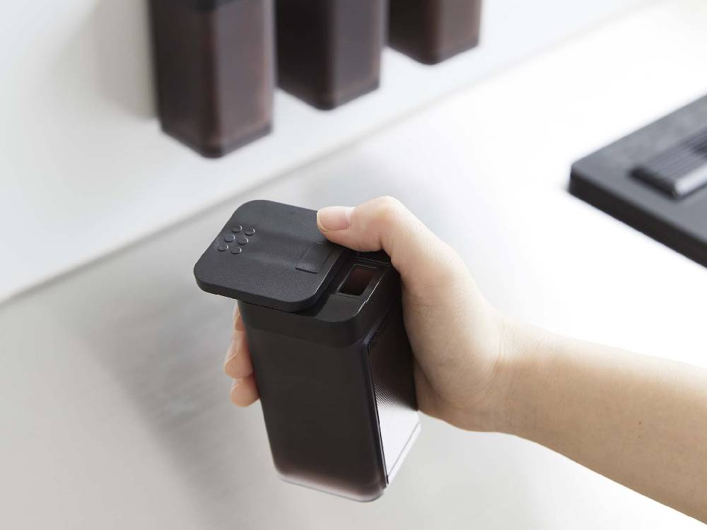 タワーブランドの黒色マグネットスパイスボトルL