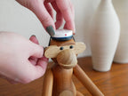 KAY BOJESEN製ビーチ材のスチューデントキャップ、木製動物フィギュアがバランスを取るベビートイ