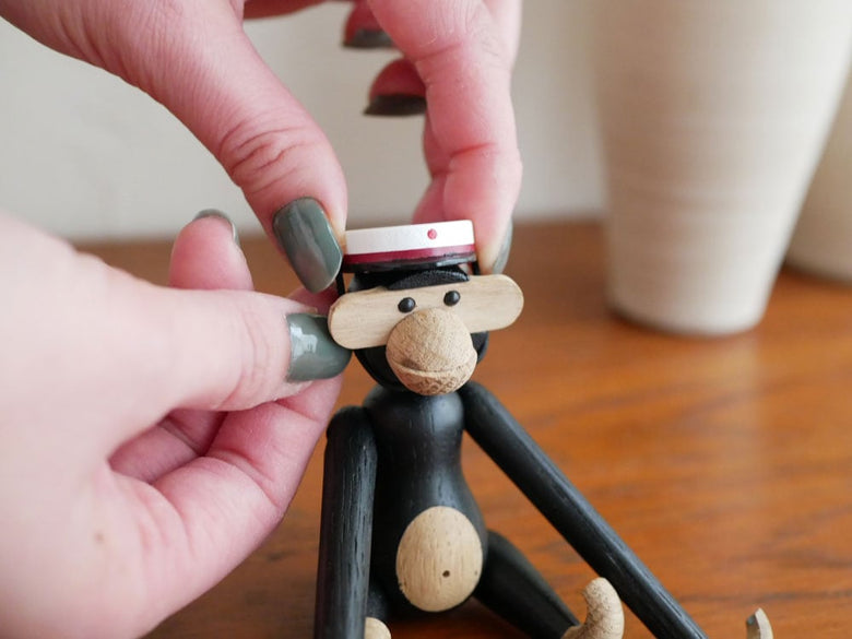 カイボイセンス製の木製霊長類ぬいぐるみがスチューデントキャップをかぶっています