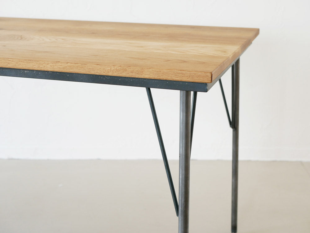 SIKAKU四角商店製オーク仕上げダイニングテーブル、パイン無垢天板とクリアラッカー塗装の鉄脚付き