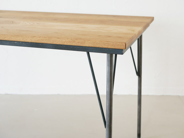 SIKAKU四角商店製オーク仕上げダイニングテーブル、パイン無垢天板とクリアラッカー塗装の鉄脚付き