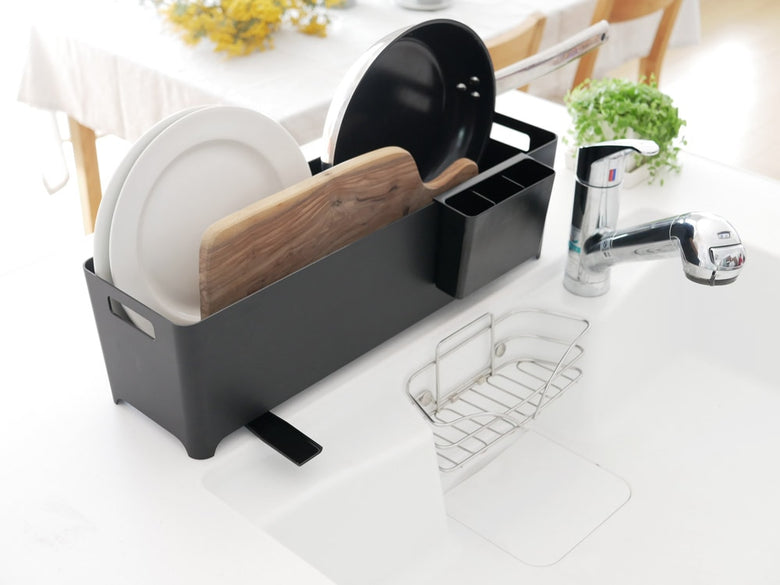 タワー製スリム水切りバスケットがキッチンに置かれている