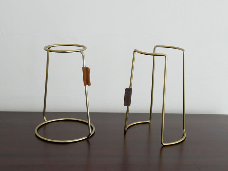 サラサデザインのb2cコーヒードリッパー、チーク素材とストーンウェア製。