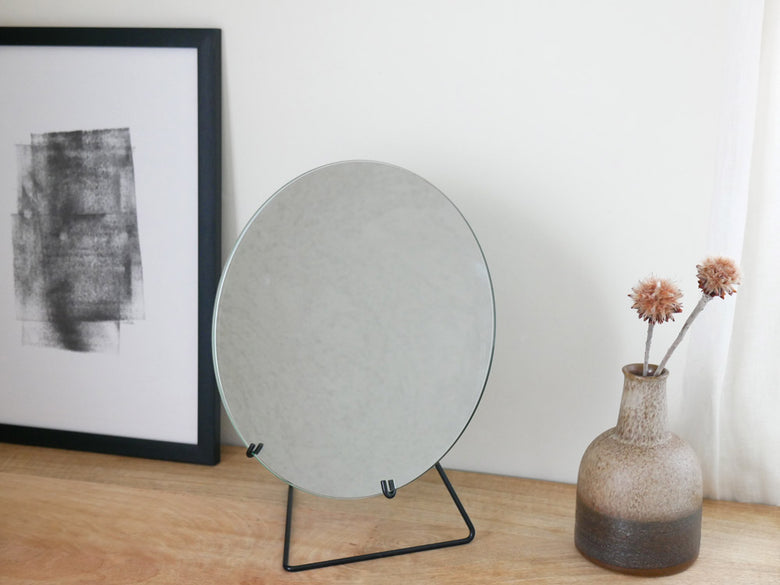 ゴールド仕上げのスタンディングミラー