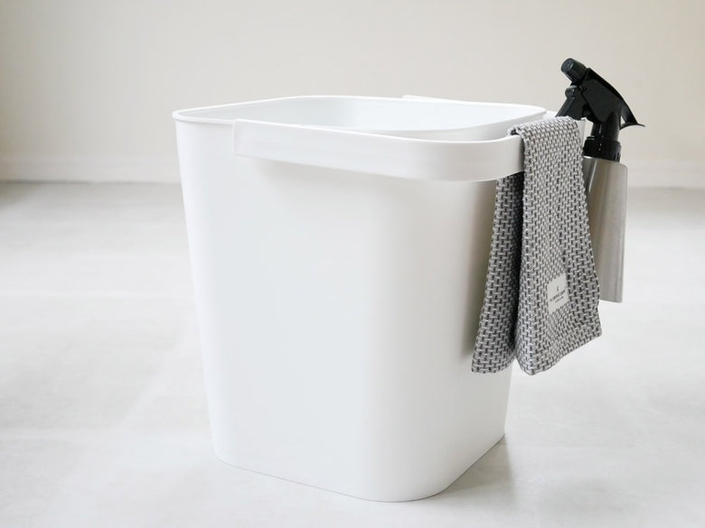 タワーのフタ付きシルバープラスチックバケツ