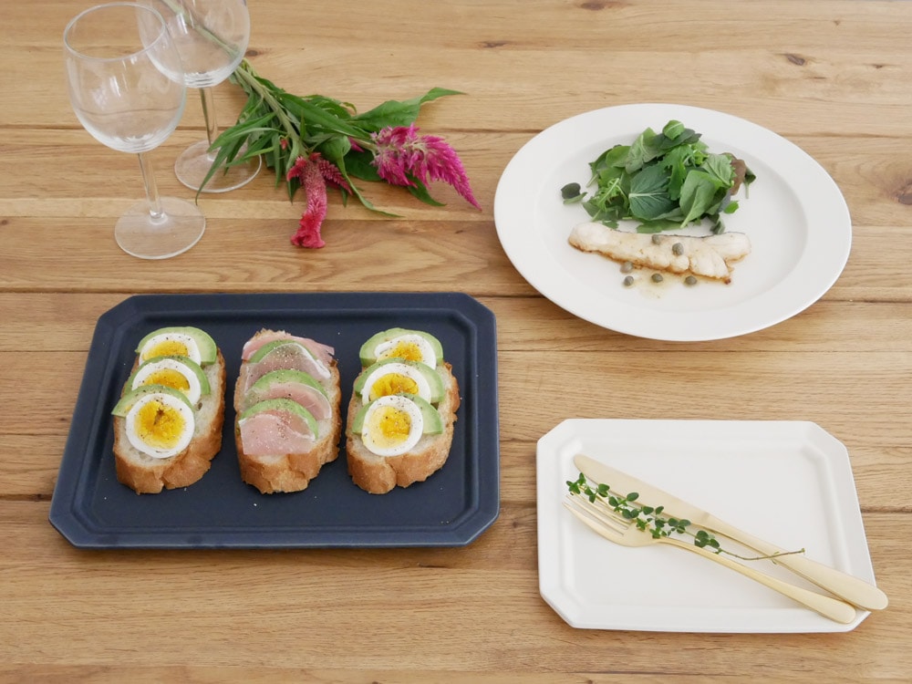 SAKUZANのSaraスクエアプレートに盛り付けられた寿司とフィンガーフード