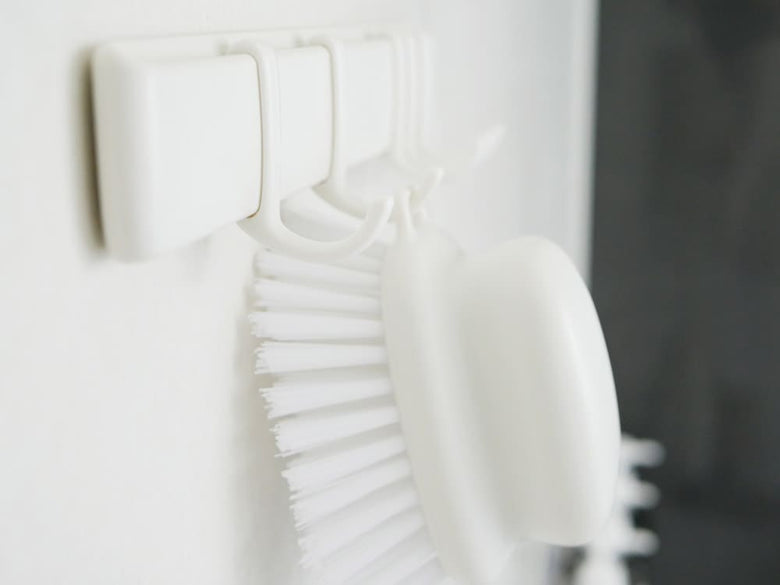 マーナのマグネットフック5連が壁に掛かっている