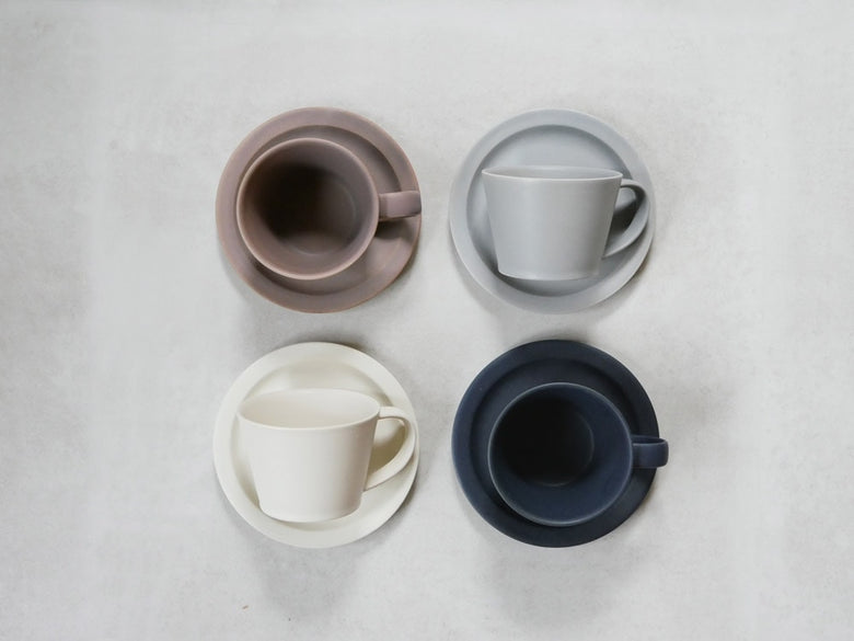 Saraシリーズの磁器製コーヒーカップとソーサーのギフトセット。クリーム色のカップとソーサーが並べられた上品なデザイン。