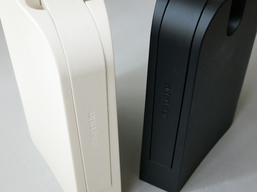 サラサデザインのb2cカーペットクリーナー本体。幅135mm、奥行70mm、高さ180mmのABS樹脂とスチール製