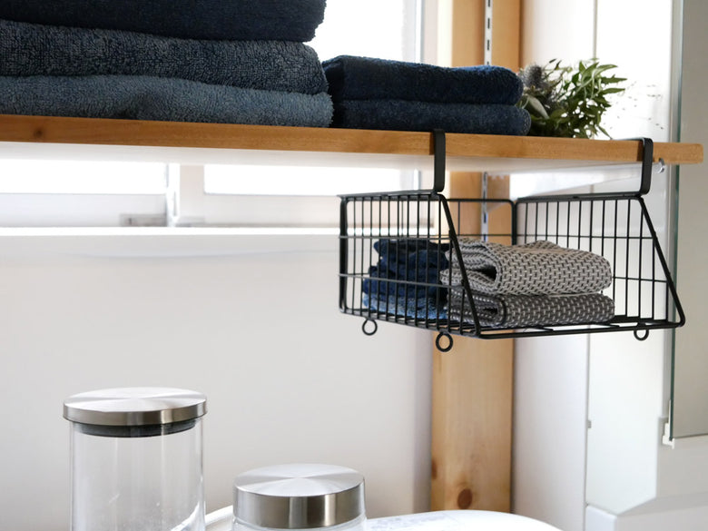 ポッシュリビングのブラックアイアンハンギングバスケット