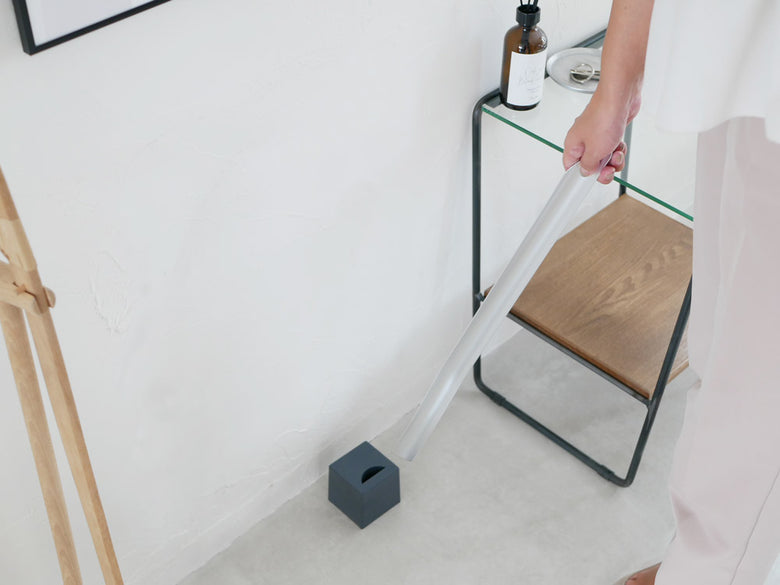 SEMPREブランドのパオロ・ディッポーリトデザインによるアルミ製靴ベラとABS樹脂・スチール製スタンドのセット。幅35cm、高さ65cmの中国製商品