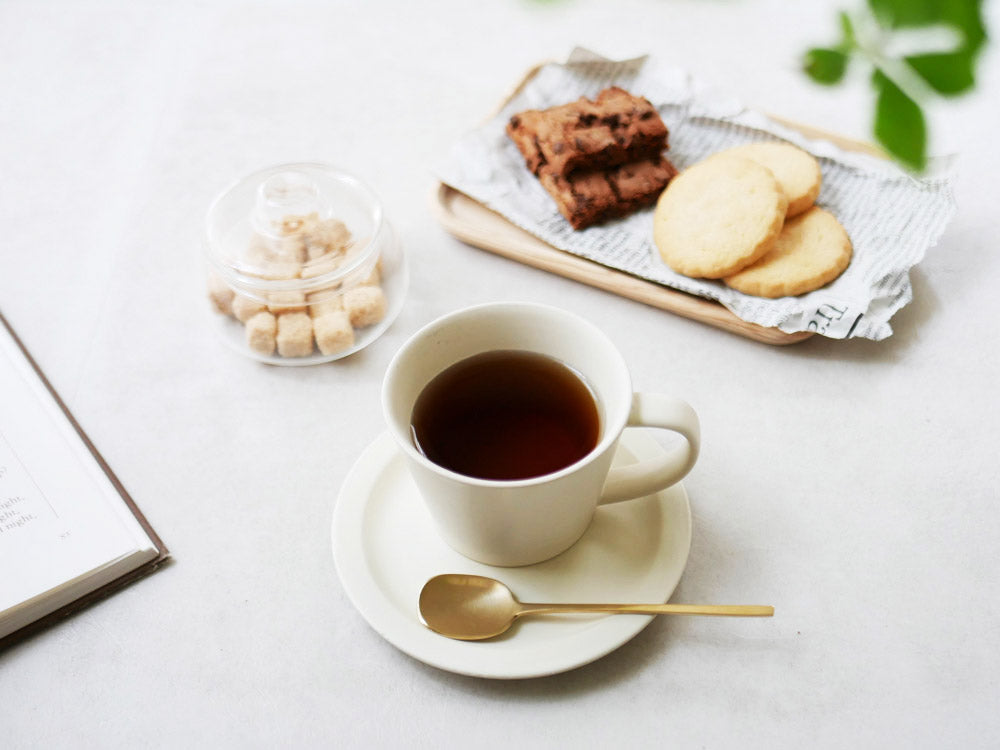 Horn Please製インド産真鍮ミールスプーンのセット。Lサイズ（幅3.2cm×長さ16cm）とSサイズ（幅2.7cm×長さ13cm）が含まれ、シンプルでエレガントなデザインが特徴です。