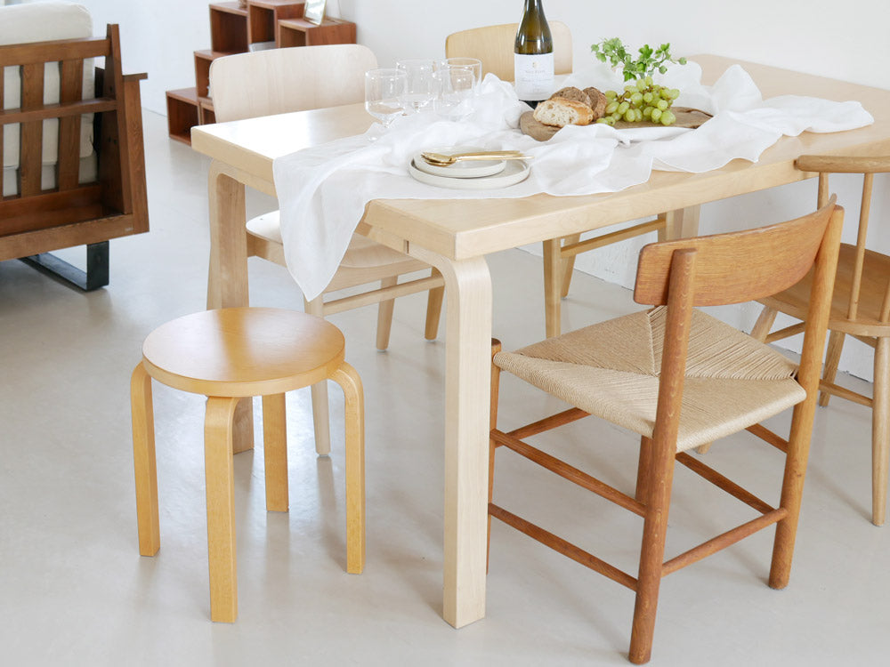 アルヴァ・アアルトデザインのアルテック製スツール60。バーチ材のハミーステイン仕上げで直径38cm、高さ44cmの組立式スツール。