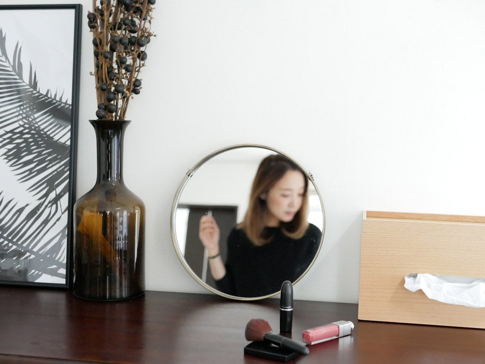 SO-Q STYLEのハンギングミラーと化粧品