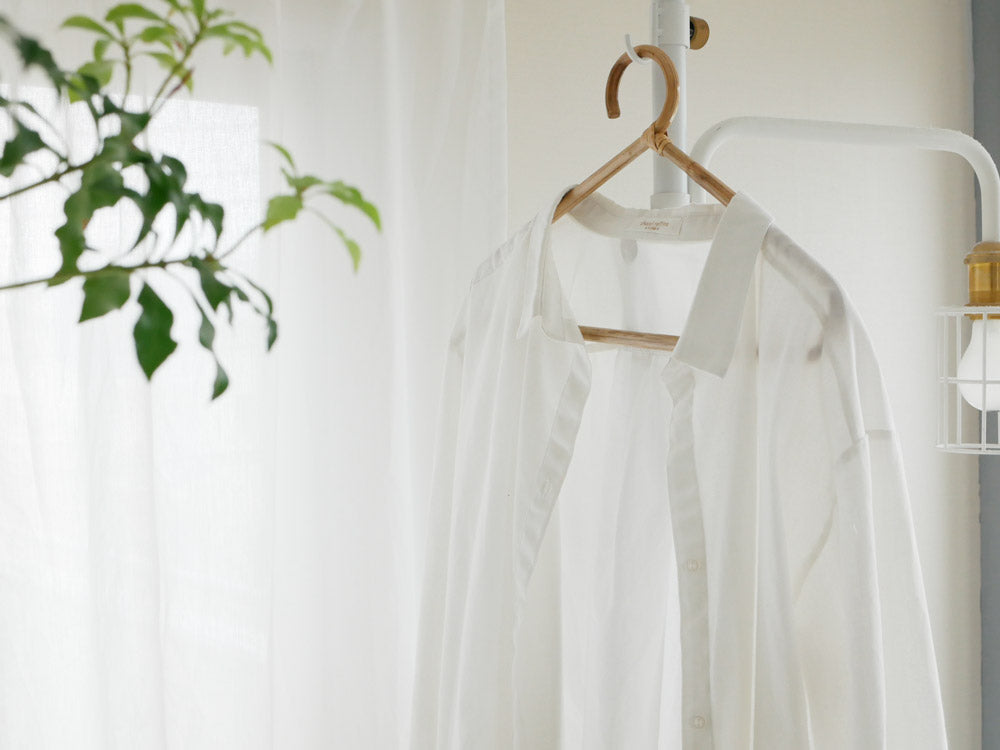 松野屋のラタンハンガーとタオルハンガー。40×22cmのハンガーと15×15cmのタオルハンガーが並んでいる