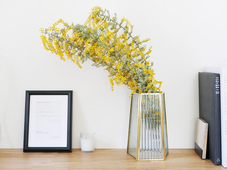 POSH LIVINGのソリッドフレームフラワーベース。真鍮とガラスを使用したシンプルでモダンなデザインの花瓶