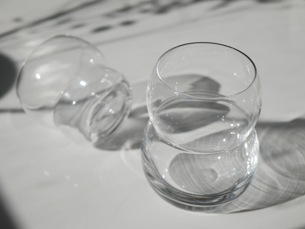 Sghr/スガハラブランドの双円ビアカップ。両側が円形に湾曲したデザインの400mlガラス製ビアグラス