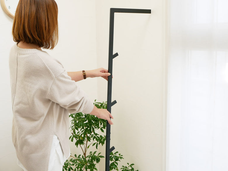 LINEブランドのスリムコートハンガー。幅38cm、高さ160cmのスチール製で、シリコーンキャップ付き複数フックが特徴です。
