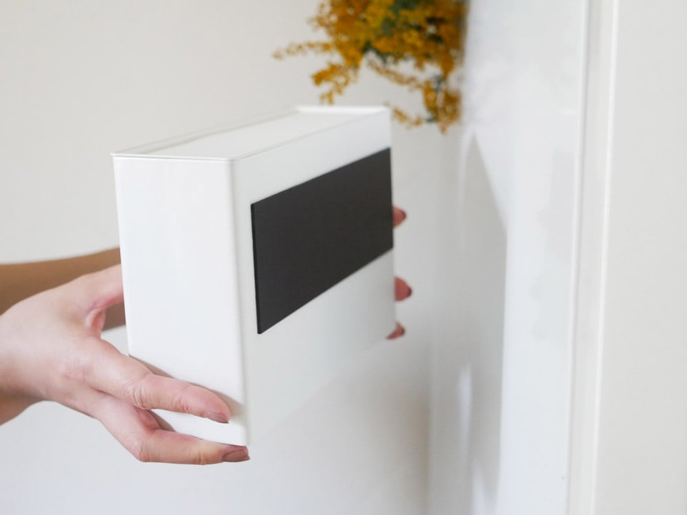 towerブランドのマグネットマスクホルダーにマスクが収納されている