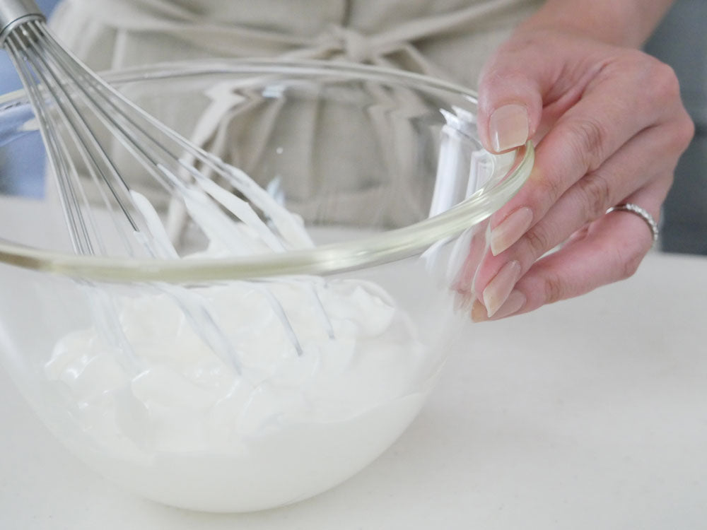 HARIOの耐熱ガラス製ボウル3個セット。異なるサイズの透明なボウルが並んでいる。