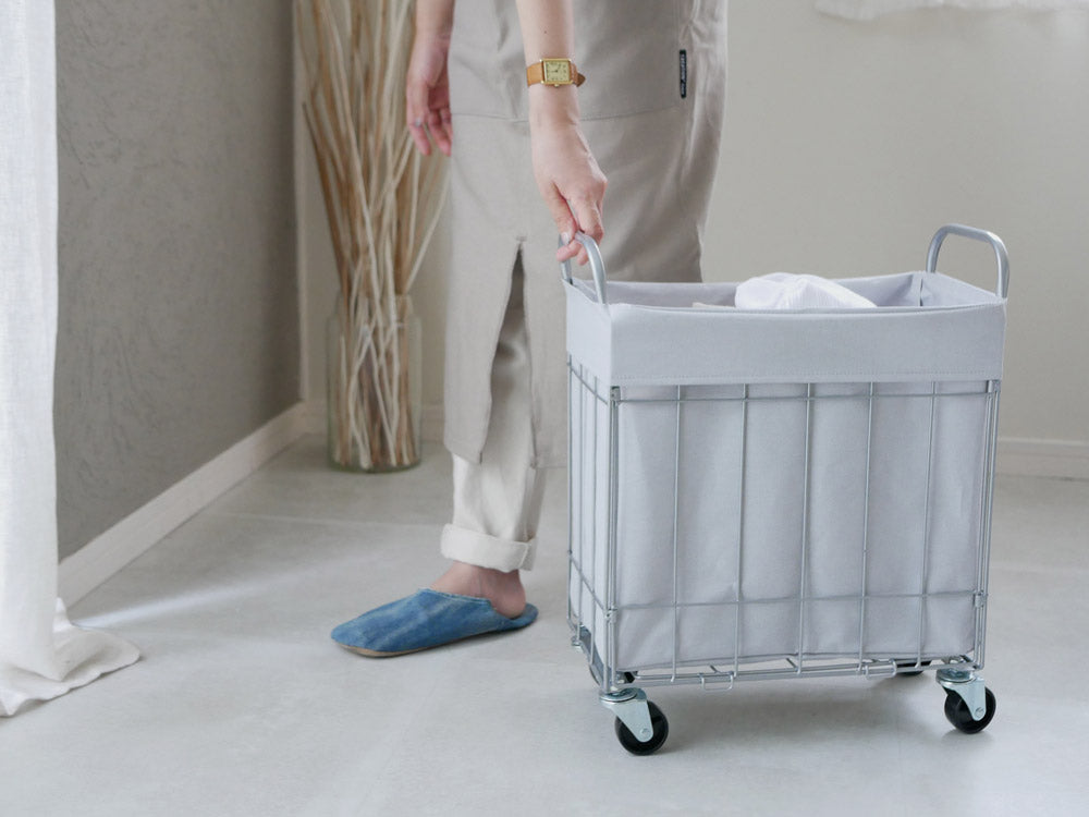 BRIDブランドのWIRE ARTS&PROランドリーストレージ28L。スチール製ワイヤーフレームとポリエステル内袋を備え、キャスター付きで移動可能な収納バスケット