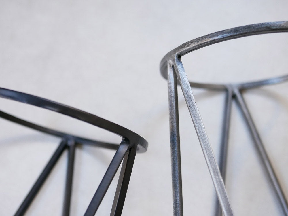 ポッシュリビングのシルバー円柱型ポットスタンド