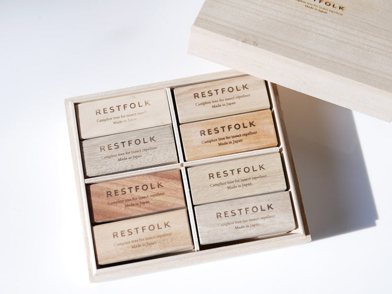 REST FOLKのくすのき天然精油カンフルオイル10mlが収納された木製ボックスのパッケージ。木目とラベルデザインが見える