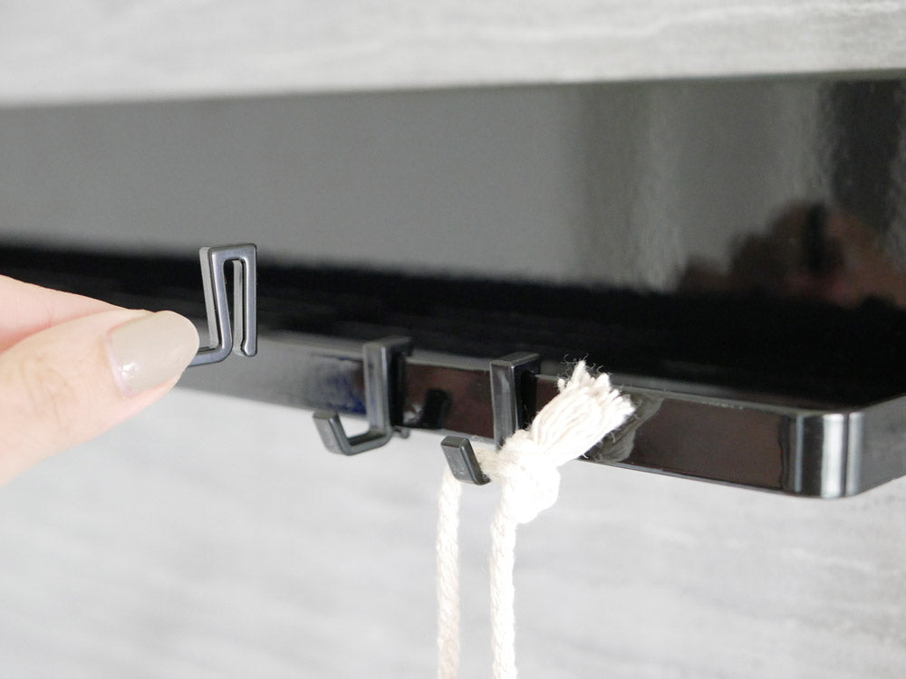 マグネットで壁に設置されたタワー製バスルームラック