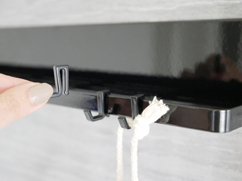 マグネットで壁に設置されたタワー製バスルームラック