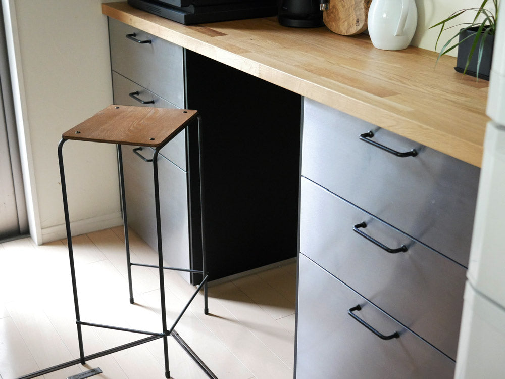 アッシュ天板とスチールフレームのアデペシュスクールスツール