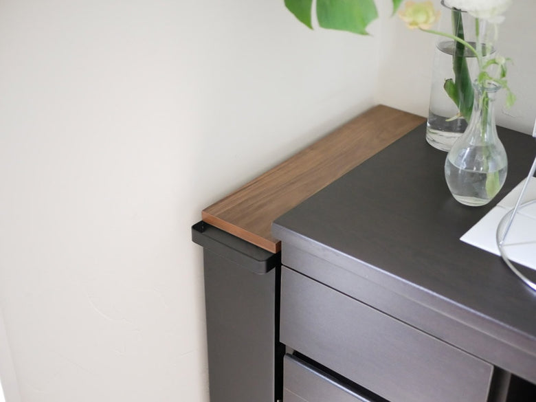 YAMAZAKI（tower）のグレー仕上げハンドル付きスリムワゴン。木製引き出しを備えたスタイリッシュな収納キャビネット