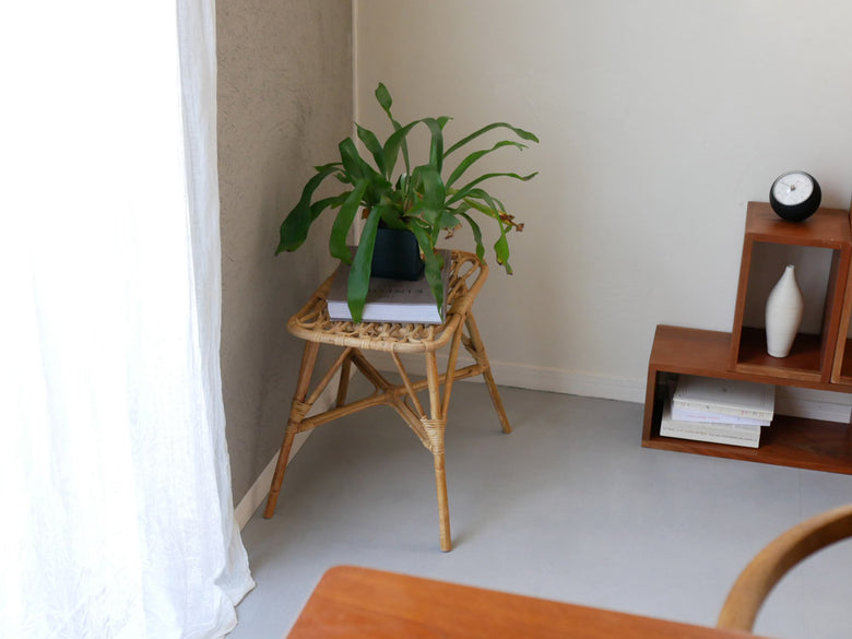 Creerクレエユグラレクトスツール、ラタンと皮使用