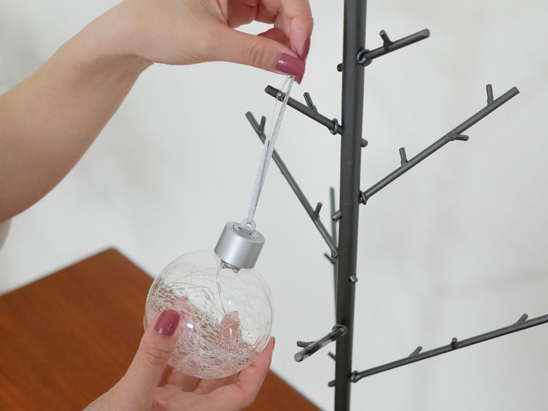 Horn Please MADE製のガラスフロストLEDライトオーナメント3個セット。直径8cm、高さ10.5cmのガラスとプラスチック素材を使用した繊細な室内装飾用オーナメント。