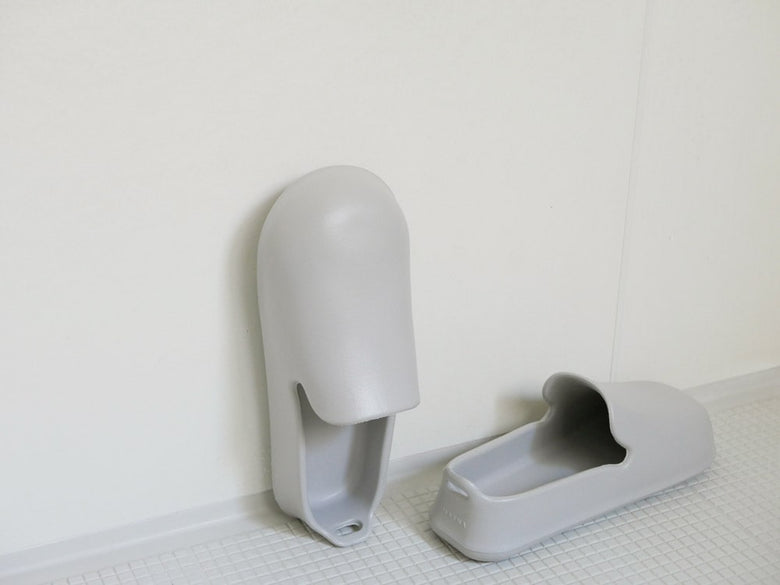 MARNA製のEVA樹脂お風呂スリッパ、銀色