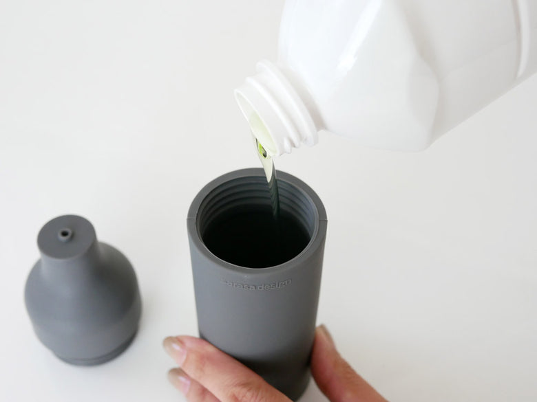 サラサデザインのb2cスクイーズボトル。直径5cm、高さ17cm、シリコン製で150ml容量。柔軟なデザインの中国製ボトル。