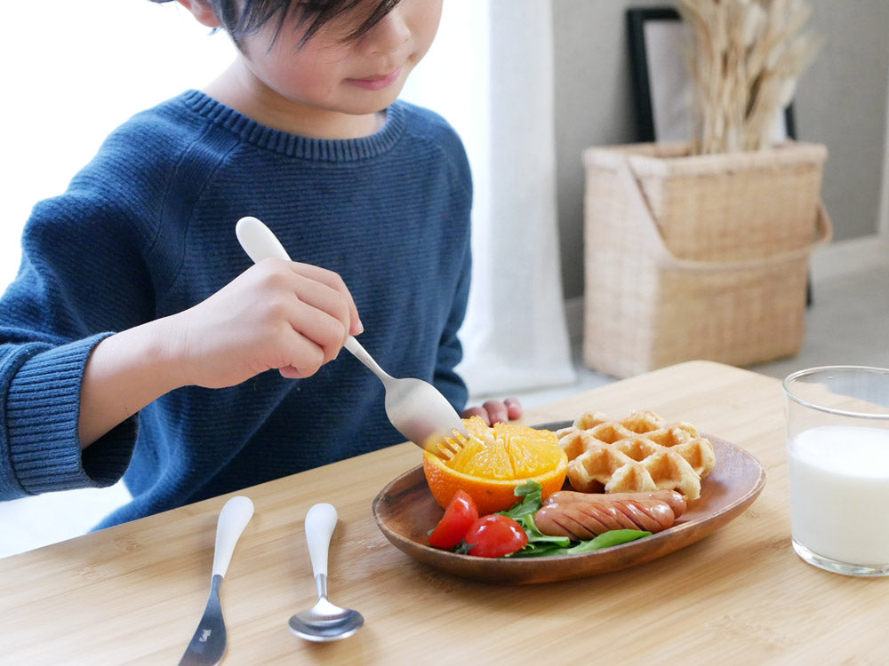 クチポールのAliceセット。つや消しステンレス製のナイフ、フォーク、スプーンが美しく並べられた化粧箱の写真。