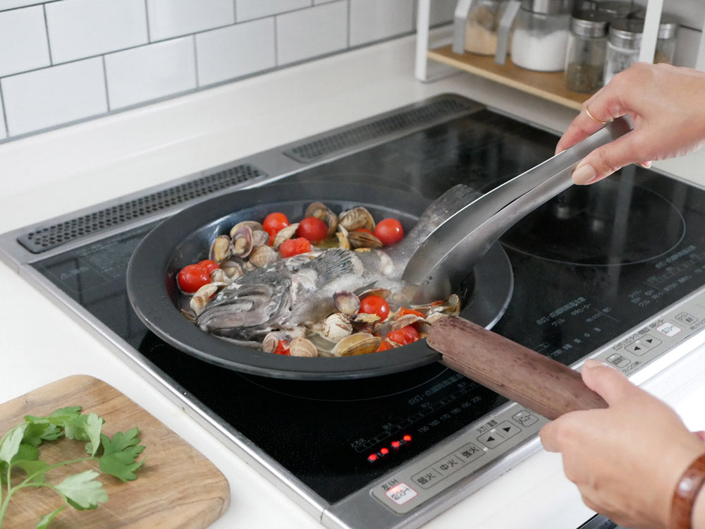 FUJITA KINZOKU鉄製フライパンと木ハンドル、蓋、鍋敷きのセット