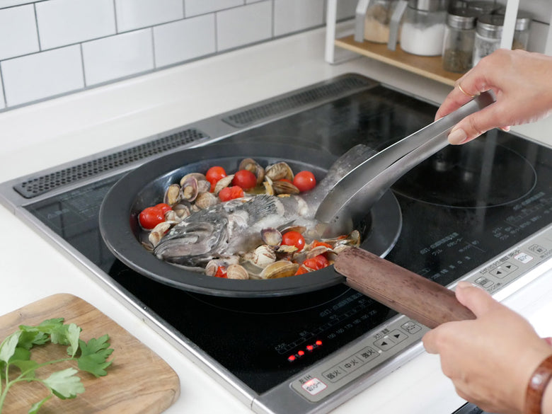 FUJITA KINZOKU鉄製フライパンと木ハンドル、蓋、鍋敷きのセット