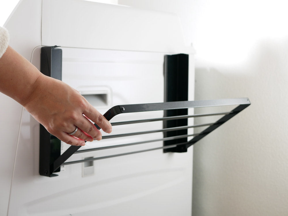 マグネット式折り畳み棚が洗濯機の横に取り付けられている