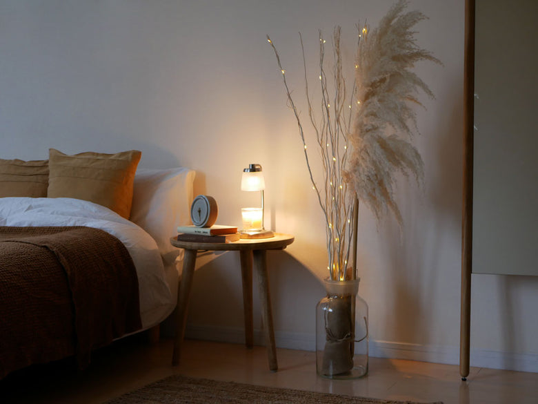 木製のガーランドにLEDライトが飾られたデザイン