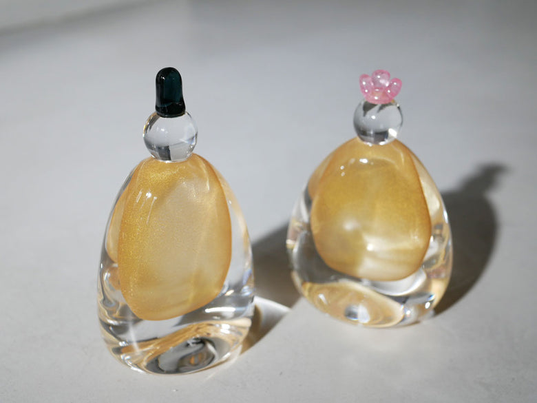 硝子屋 PRATO PINOの手作りガラスお雛様が木箱と飾り台に美しく配置されています。