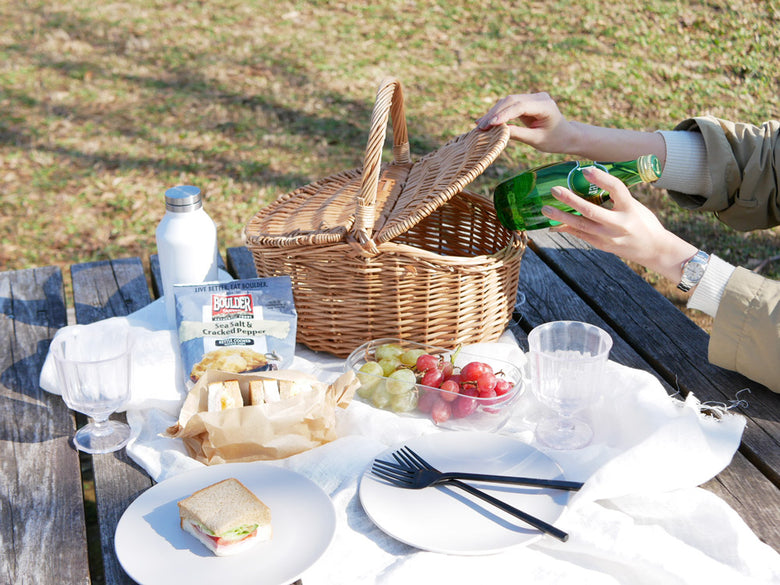 柳製のPOSH LIVINGダブルフラップ付きウィッカーバスケット、蓋が付いた編みかご