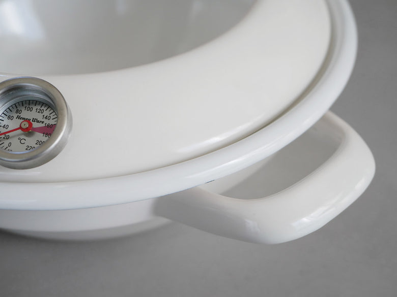 富士ホーローの天ぷら鍋本体と蓋の写真