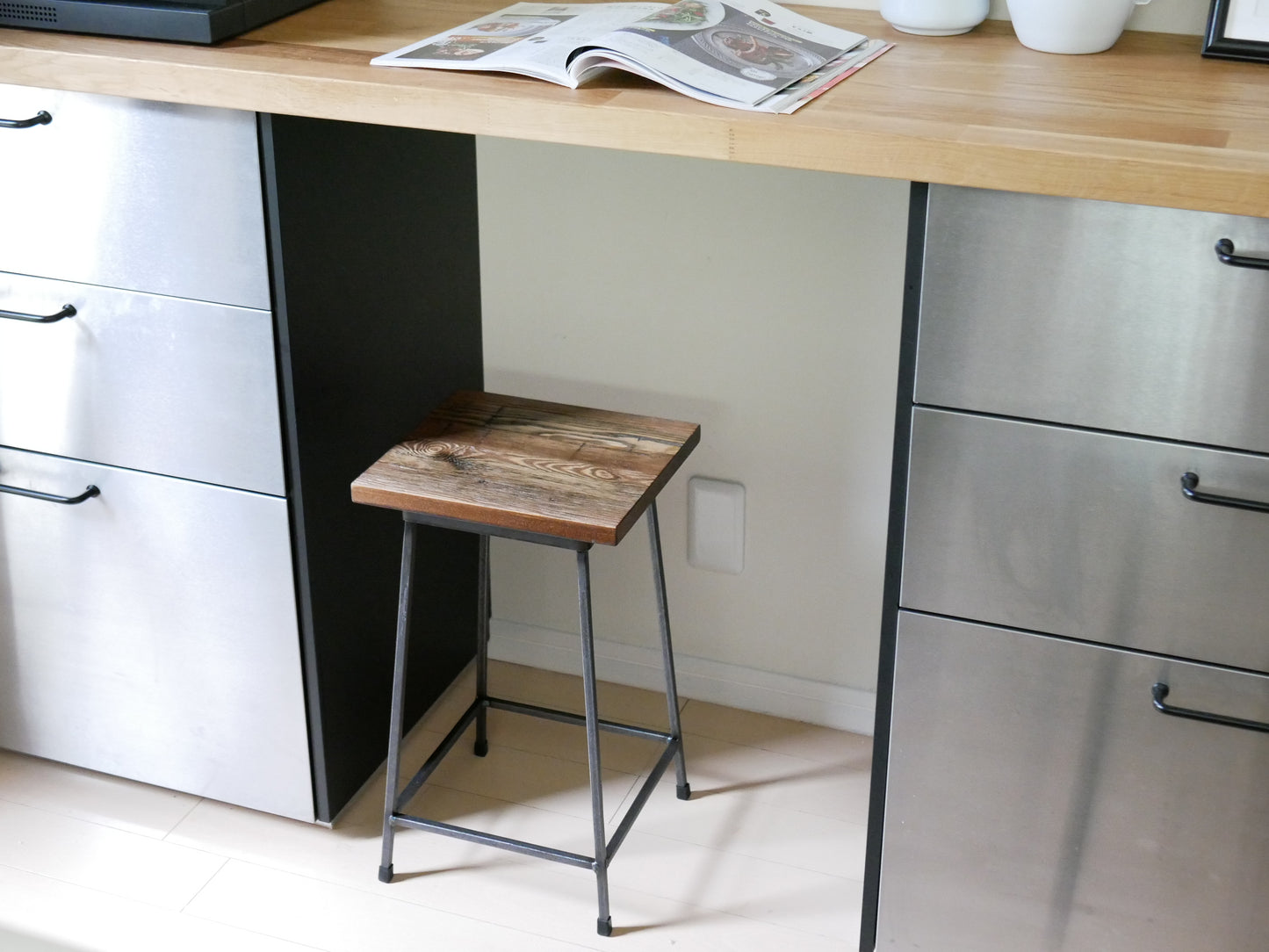 アデペシュ製アイアンスツールの写真